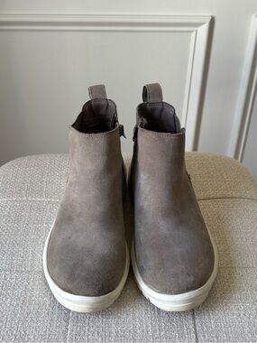BLONDO, SIZE 7,  Taupe Suede Sneakers